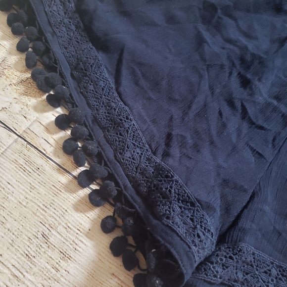 AMERICAN EAGLE floral lace pompom hem romper - Picture 4 of 8